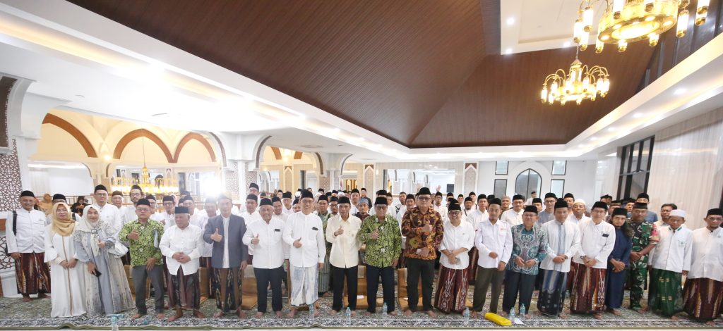 Foto bersama Pengurus PD DMI Kota Surabaya masa khidmat 2026-2031 dengan tokoh agama  dan Imam Masjid Se-Surabaya