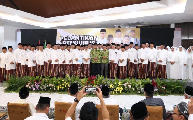 Pelantikan Dewan Masjid Indonesia Surabaya periode 2026-2031 resmi digelar di Masjid Nuruzzaman Unair. Kepengurusan baru dihiasi jajaran guru besar dan tokoh lintas ormas.