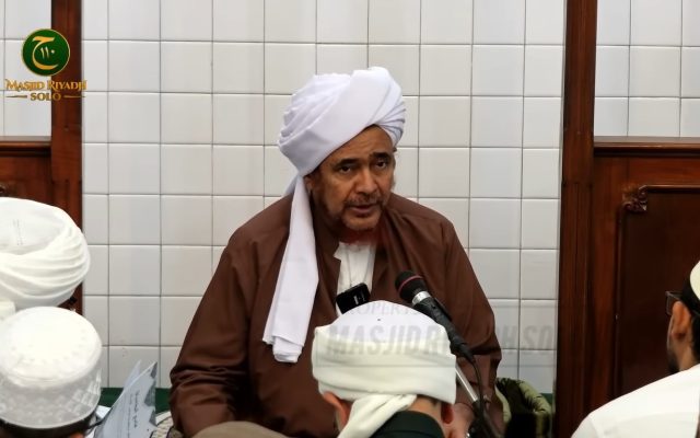 Dars Fajr Bersama Habib Umar bin Hafidz di Masjid Riyadh Solo