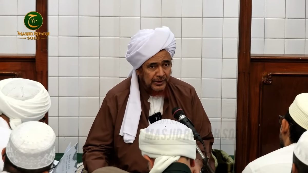 Dars Fajr Bersama Habib Umar bin Hafidz di Masjid Riyadh Solo Dars Fajr Bersama Habib Umar bin Hafidz di Masjid Riyadh Solo