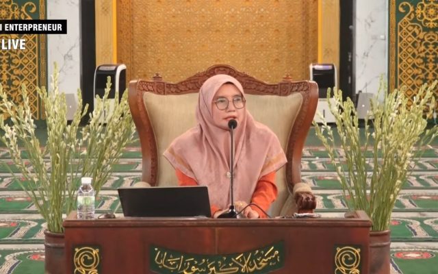 Kepala Divisi Industri Produk Halal Komite Daerah Ekonomi dan Keuangan Syariah Propinsi Jawa Timur, Dr. Hj. Siti Nur Husnul Yusmiati