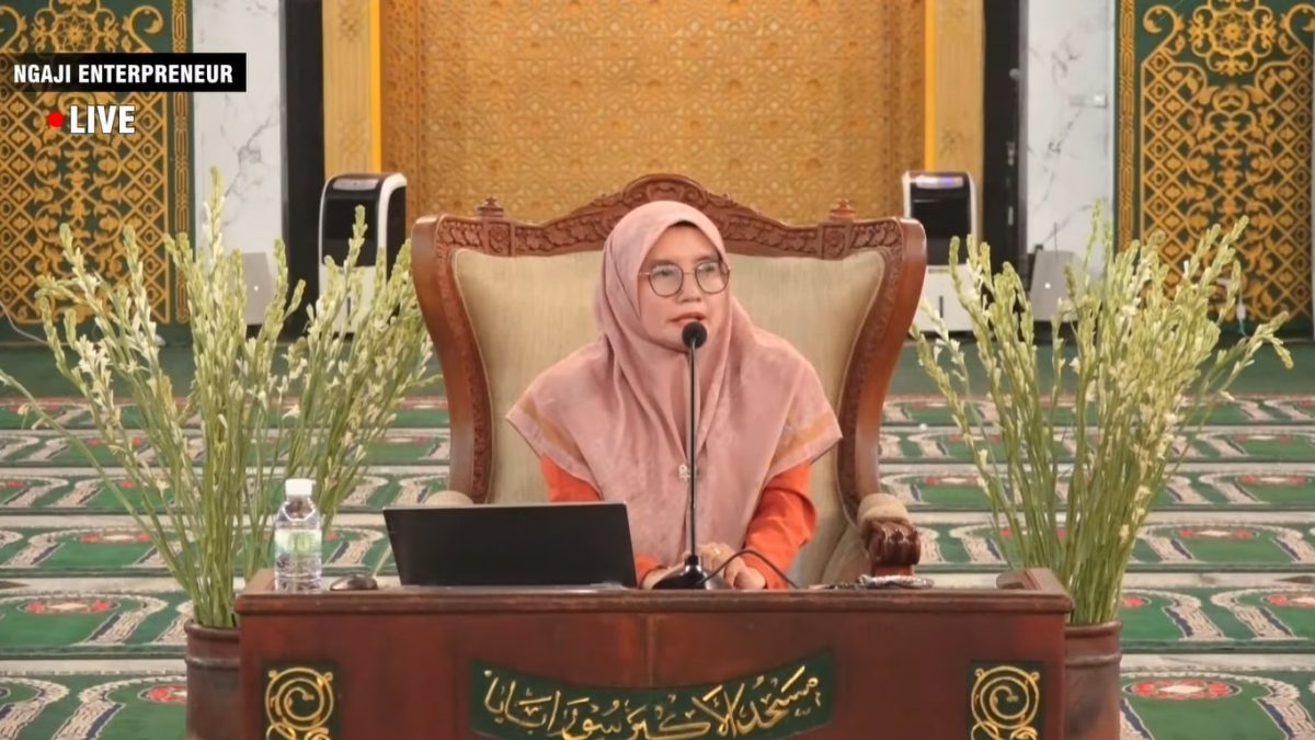 Kepala Divisi Industri Produk Halal Komite Daerah Ekonomi dan Keuangan Syariah Propinsi Jawa Timur, Dr. Hj. Siti Nur Husnul Yusmiati