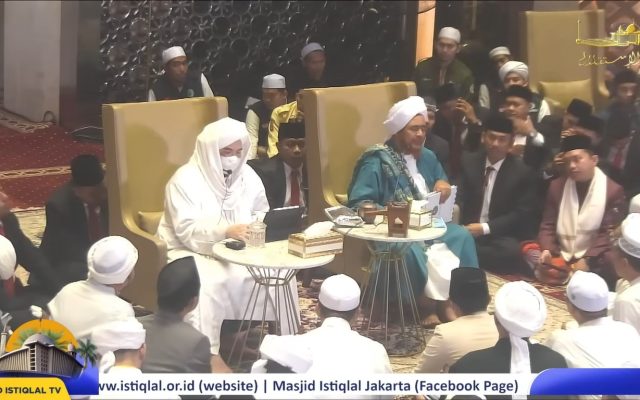 Kajian Subuh Bersama Al-Habib Umar Bin Hafizh Bin Salim didampingi oleh penerjemah andal Sayyid Muhammad Yusuf Aidid