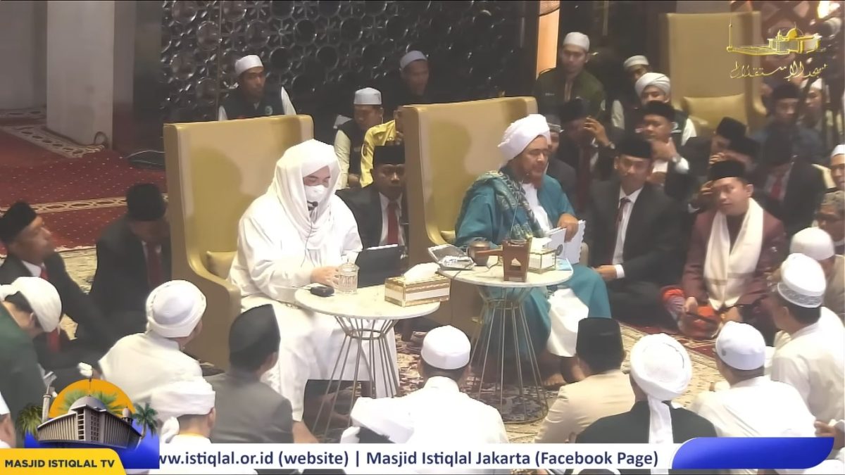 Kajian Subuh Bersama Al-Habib Umar Bin Hafizh Bin Salim didampingi oleh penerjemah andal Sayyid Muhammad Yusuf Aidid