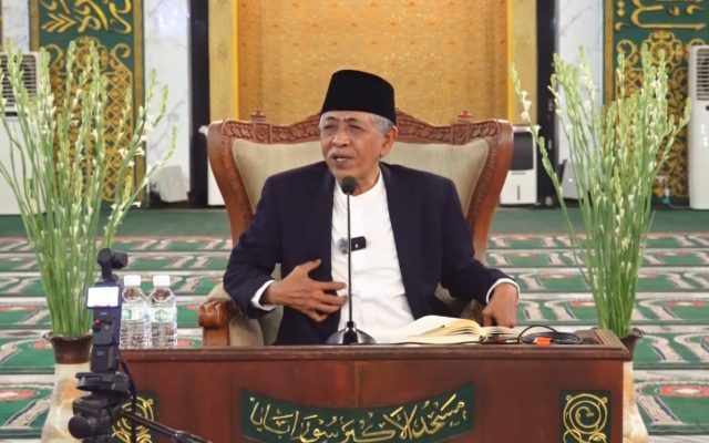 Kajian Kitab Al Hikam oleh Dr. KH. M. Luqman Hakim di Masjid Al Akbar Surabaya.