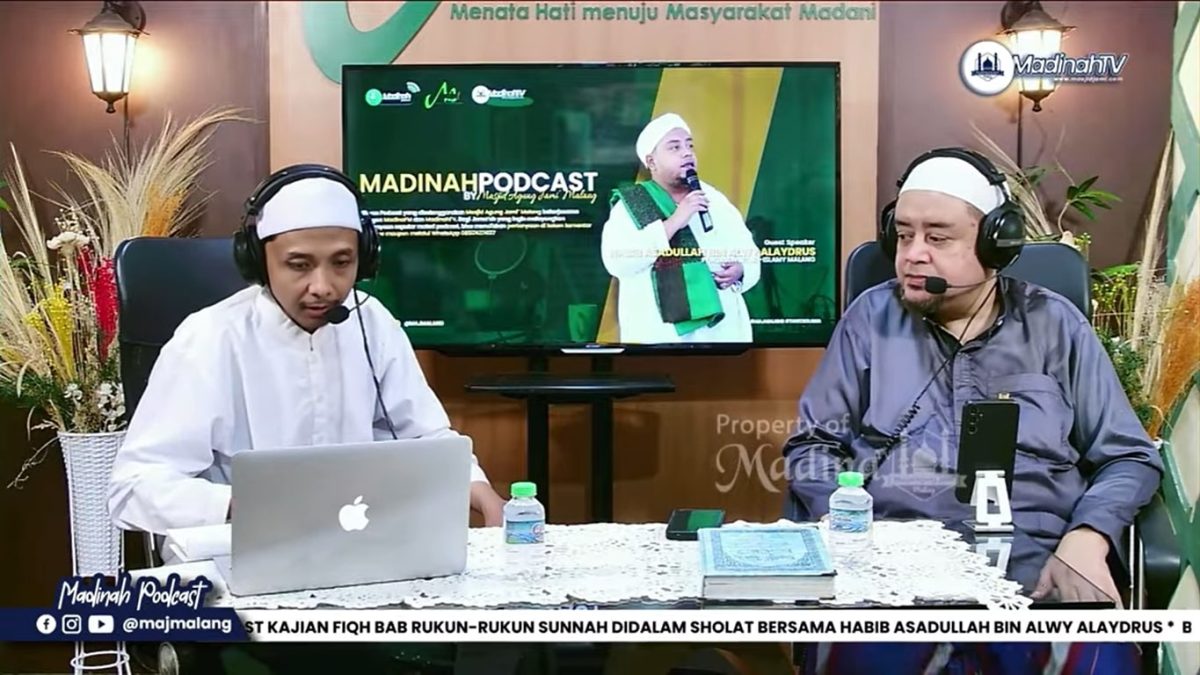 Al-Ustadz Al-Habib Asadullah bin Alwy Alaydrus (kanan)