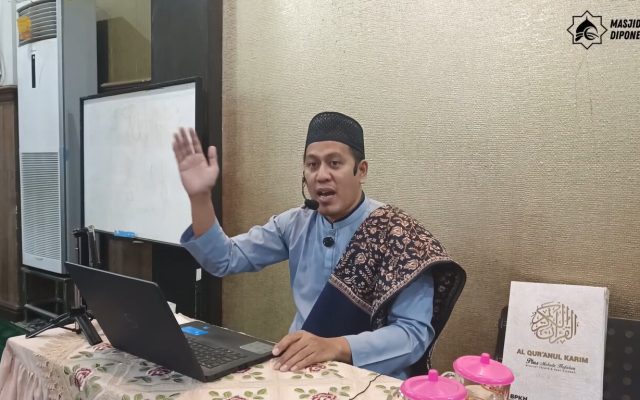 Kajian Tematik Masjid Diponegoro Surabaya bersama Ustadz Anwar Musyaddat