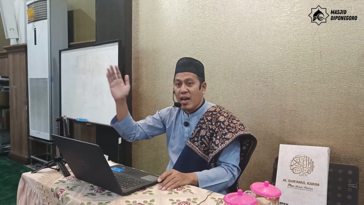 Kajian Tematik Masjid Diponegoro Surabaya bersama Ustadz Anwar Musyaddat