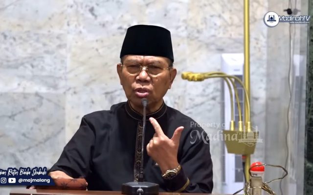 Kajian Rutin Jumat Ba'da Shubuh di Masjid Agung Jami Malang bersama KH. Achmad Mudjayyid.