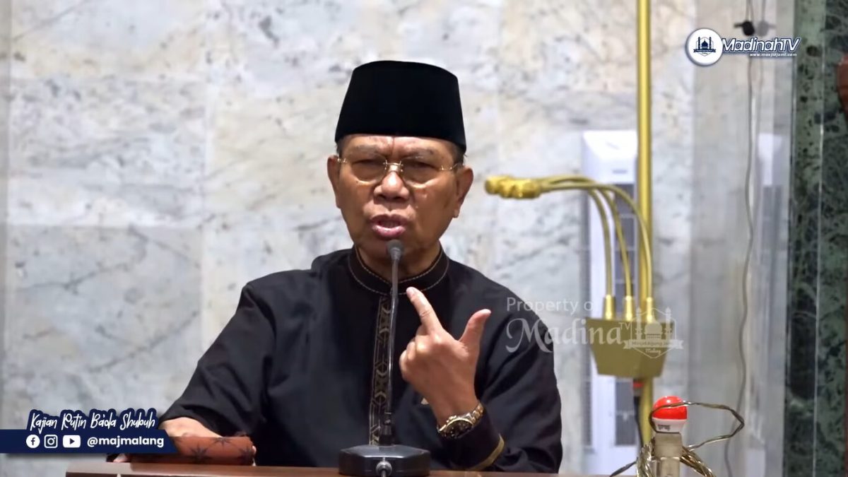 Kajian Rutin Jumat Ba'da Shubuh di Masjid Agung Jami Malang bersama KH. Achmad Mudjayyid.