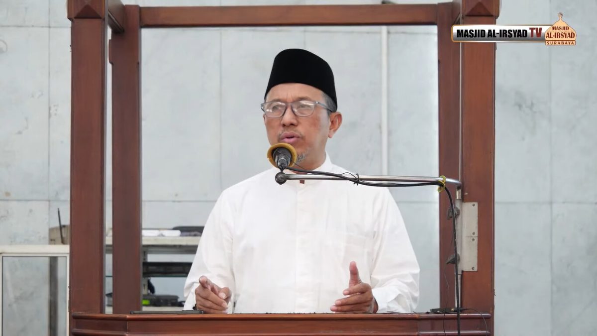 Ustadz Ahmad Habibul Qudis, Lc. pada Khutbah Jum'at di Masjid Al Irsyad Surabaya