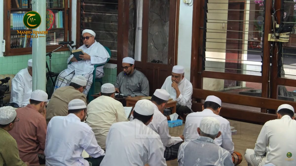 Majelis Salaf Rouhah Siang yang diselenggarakan di Masjid Riyadh Solo pada tanggal 26 Januari 2026 dipandu oleh Ustadz Muhammad bin Husin Alhabsyi.