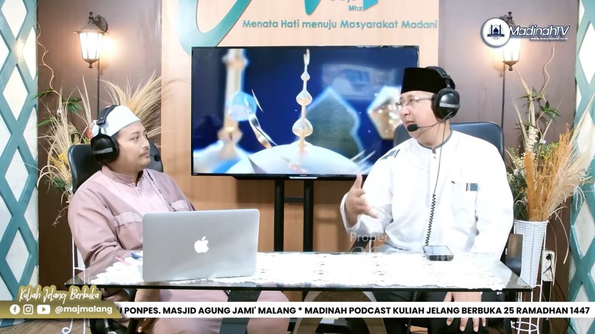 dr. H. R. M. Hardadi Airlangga, Sp.PD, spesialis penyakit dalam (Kanan)