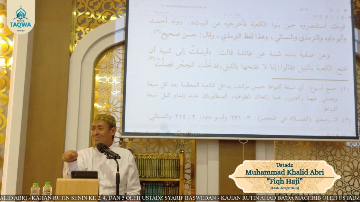 kajian fiqh haji yang disampaikan oleh Ustadz Muhammad Khalid Abri di Masjid Taqwa Surabaya pada Minggu, 3 Mei 2026.