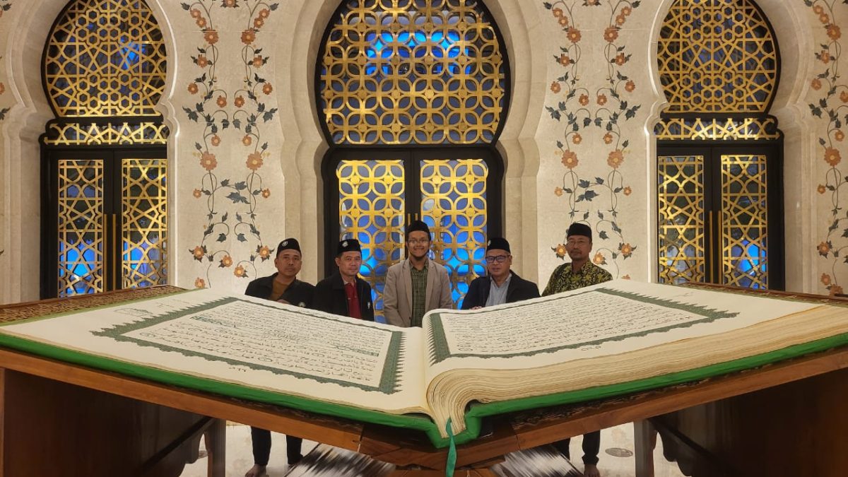 Jama'ah Rihlah Masjidiyah PD DMI Kota Surabaya berfoto depan mushaf Al-Quran raksasa