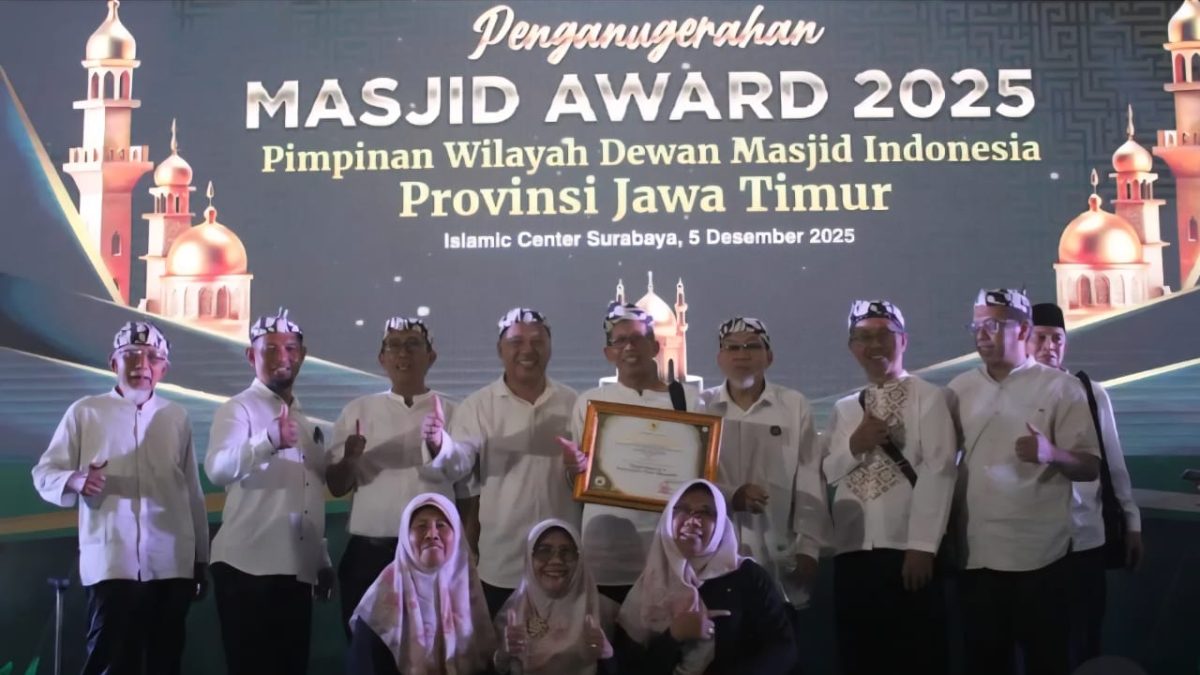 Foto Bersama Takmir Masjid Al Huda Surabya usai menerima penghargaan DMI Award