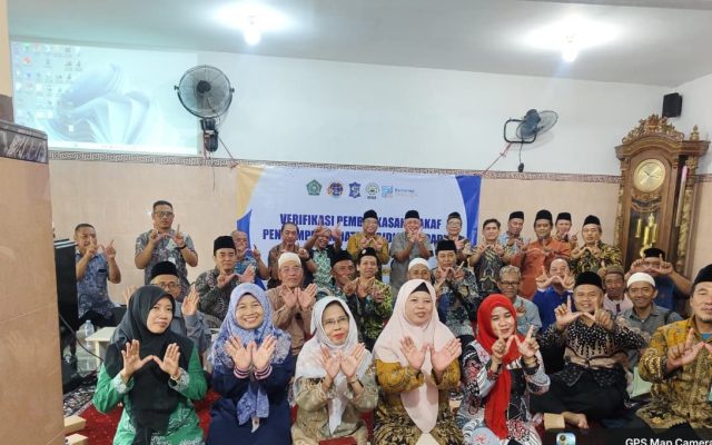 Sinergi lintas instansi antara PD DMI Kota Surabaya, BPN Surabaya I, dan KUA Pakal bersama puluhan takmir saat sukses menggelar Gerakan Percepatan Sertifikat Wakaf di Masjid Syuhada', Pakal,