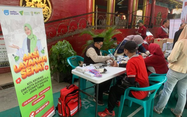 Tim medis Dompet Dhuafa melayani pemeriksaan kesehatan gratis bagi penyuluh agama lintas iman di Masjid Cheng Hoo Surabaya.