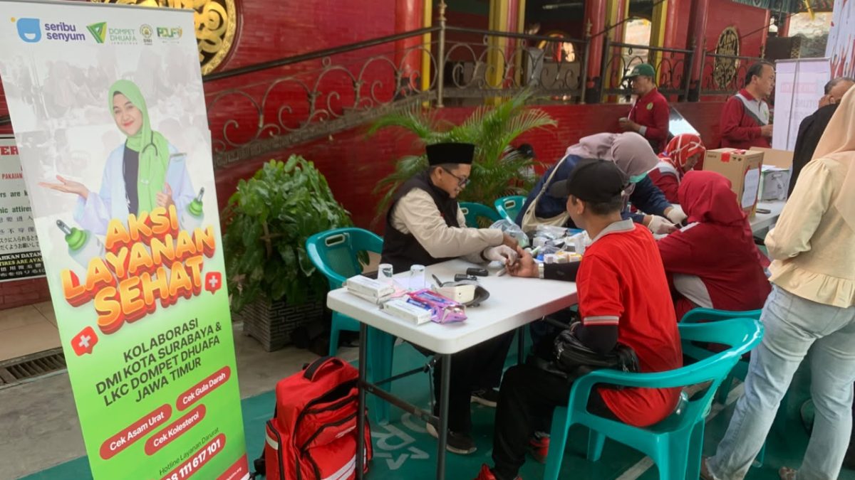 Tim medis Dompet Dhuafa melayani pemeriksaan kesehatan gratis bagi penyuluh agama lintas iman di Masjid Cheng Hoo Surabaya.