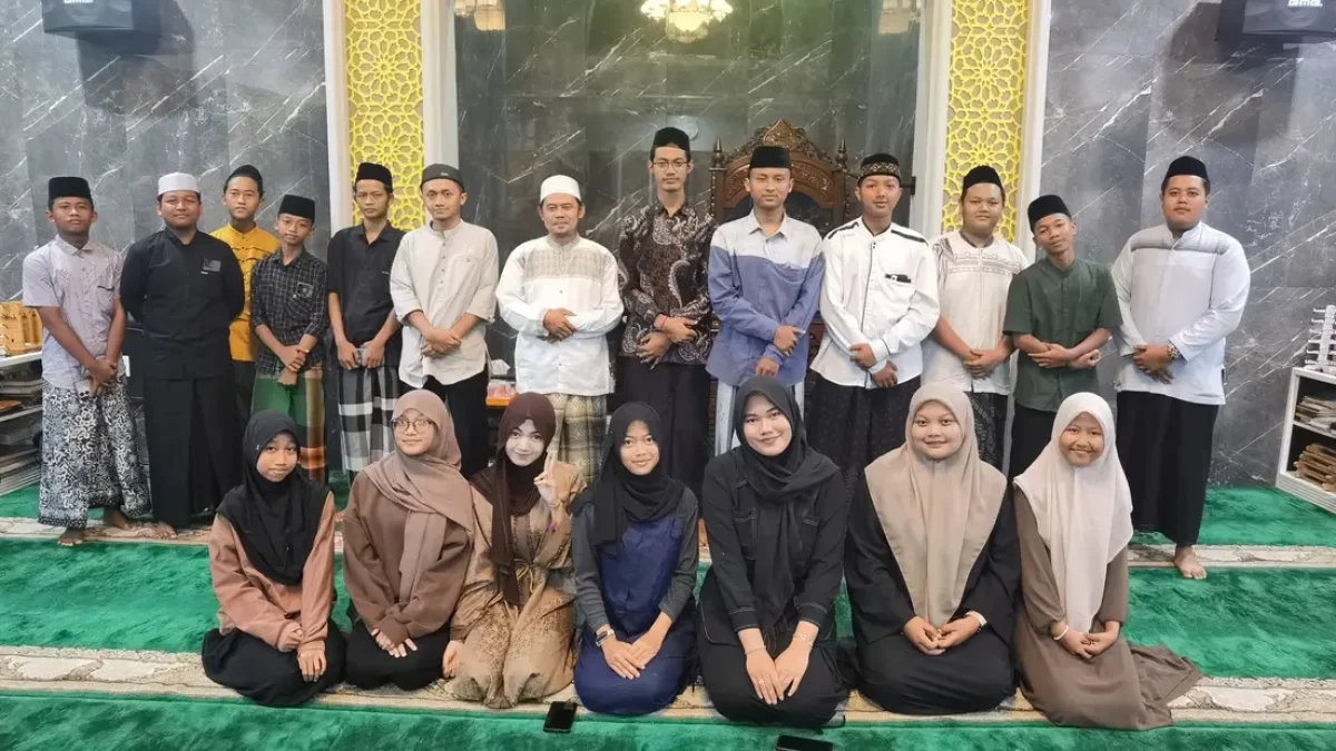 Remaja Masjid Karang Pilang mengikuti kegiatan Forejid untuk membangun karakter dan akhlak Islami melalui ngaji rutin